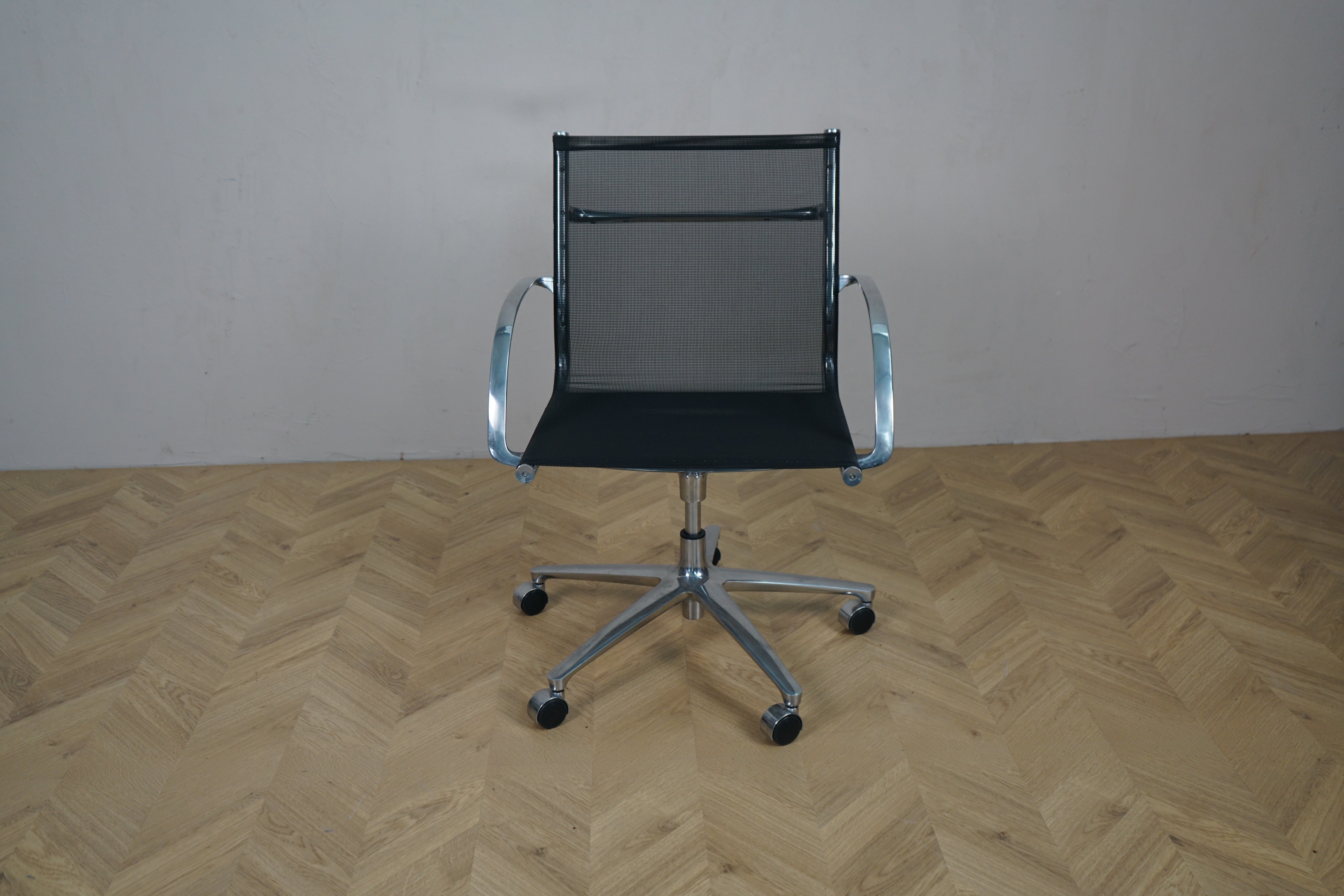 Engelbrechts kontorstol set forfra – stilren og ergonomisk stol med sort mesh og poleret aluminiumsstel.